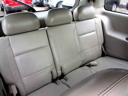 Used 2007 Chrysler Aspen Limited image 9