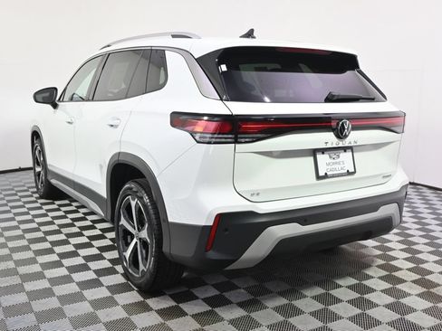 Used 2026 Volkswagen Tiguan SE AWD/4WD image 4