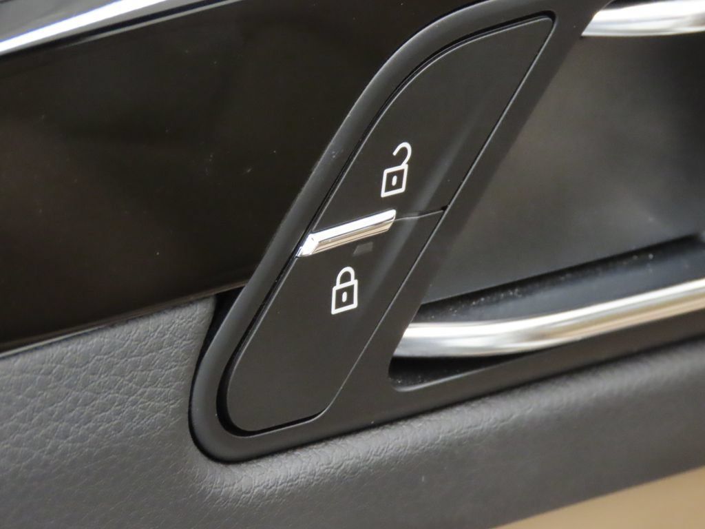 Certified 2026 Porsche Macan AWD/4WD image 37