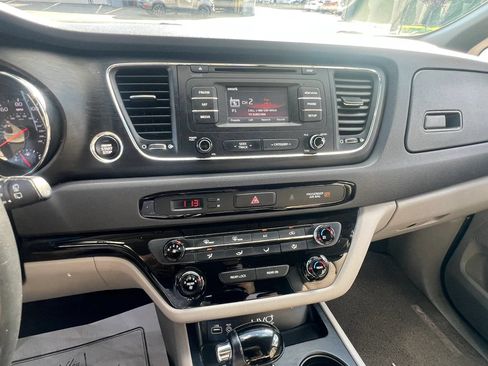 Used 2017 Kia Sedona LX w/ LX Essentials Premium Package FWD image 21