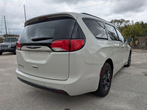 Used 2020 Chrysler Pacifica Touring-L Plus image 4