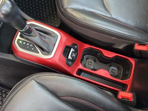 Used 2019 Jeep Renegade Trailhawk image 24