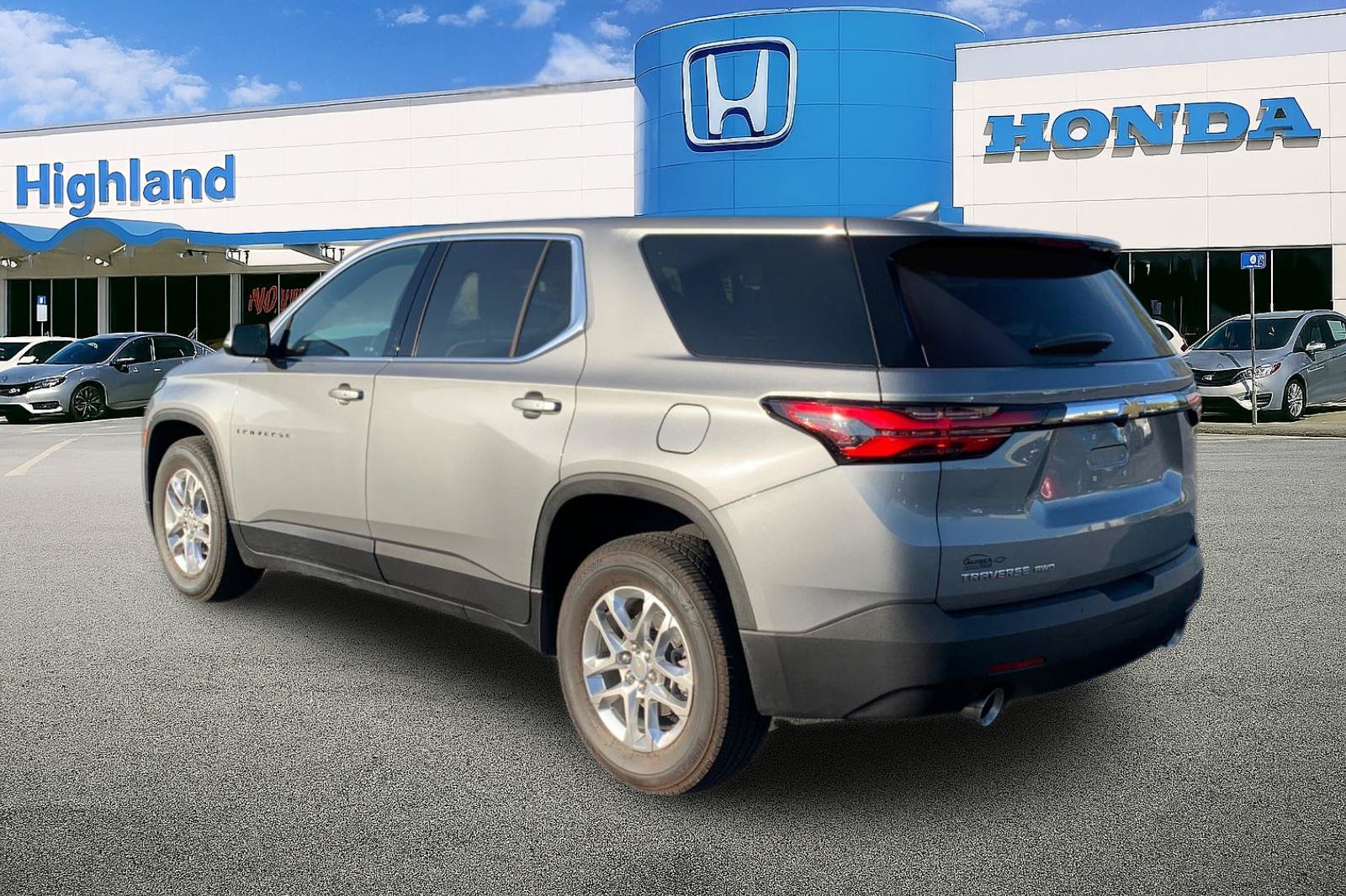 Used 2023 Chevrolet Traverse LS w/ Safety Package AWD/4WD image 3