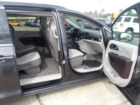 Used 2020 Chrysler Voyager Lxi image 6