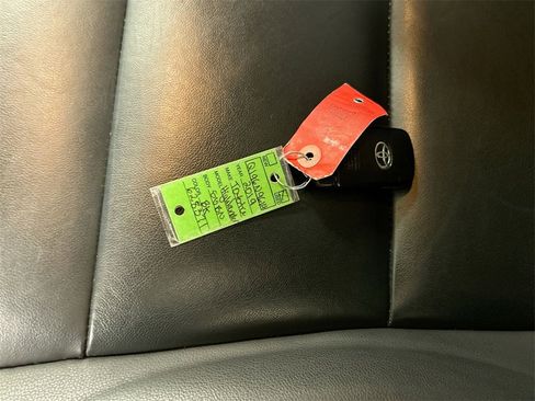 Used 2019 Toyota Highlander SE image 12