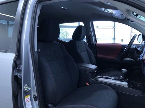Used 2018 Toyota Tacoma SR5 AWD/4WD image 17
