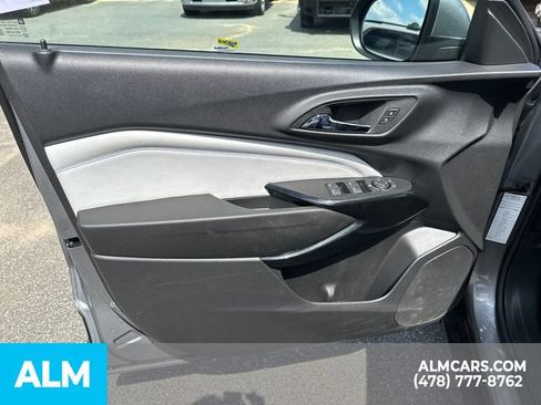Used 2025 Chevrolet Trax LT w/ LT Convenience Package FWD image 11
