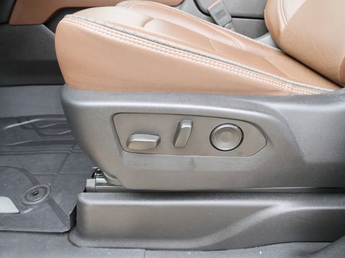 Used 2024 Chevrolet Suburban High Country image 18