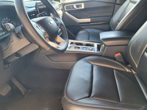 Used 2023 Ford Explorer XLT w/ Equipment Group 202A image 9