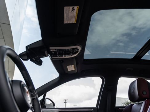 New 2026 Porsche Macan image 25