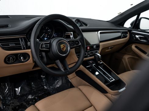 Certified 2026 Porsche Macan AWD/4WD image 4