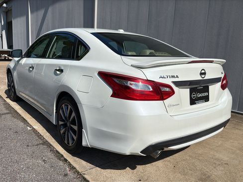 Used 2017 Nissan Altima 2.5 SL w/ 2.5 Technology Package FWD image 5