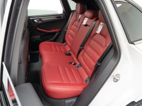 Certified 2026 Porsche Macan AWD/4WD image 28