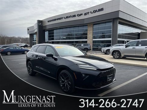 Used 2025 Toyota Crown Signia image 1