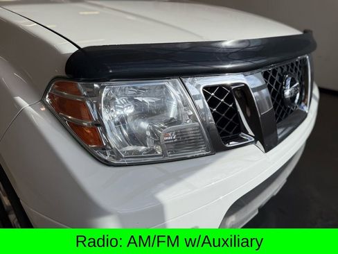 Used 2019 Nissan Frontier SV image 2