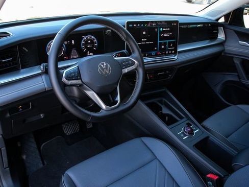 Certified 2025 Volkswagen Tiguan SE image 9