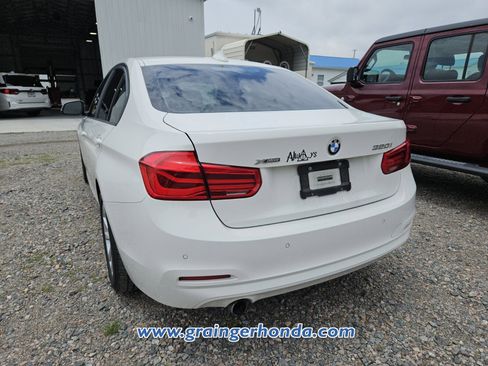 Used 2018 BMW 320i xDrive Sedan AWD/4WD image 9