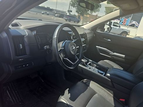 Used 2025 Nissan Pathfinder SL AWD/4WD image 11