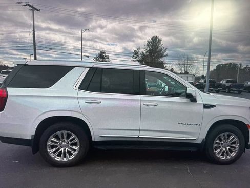 Used 2022 GMC Yukon SLT w/ SLT Premium Package image 3