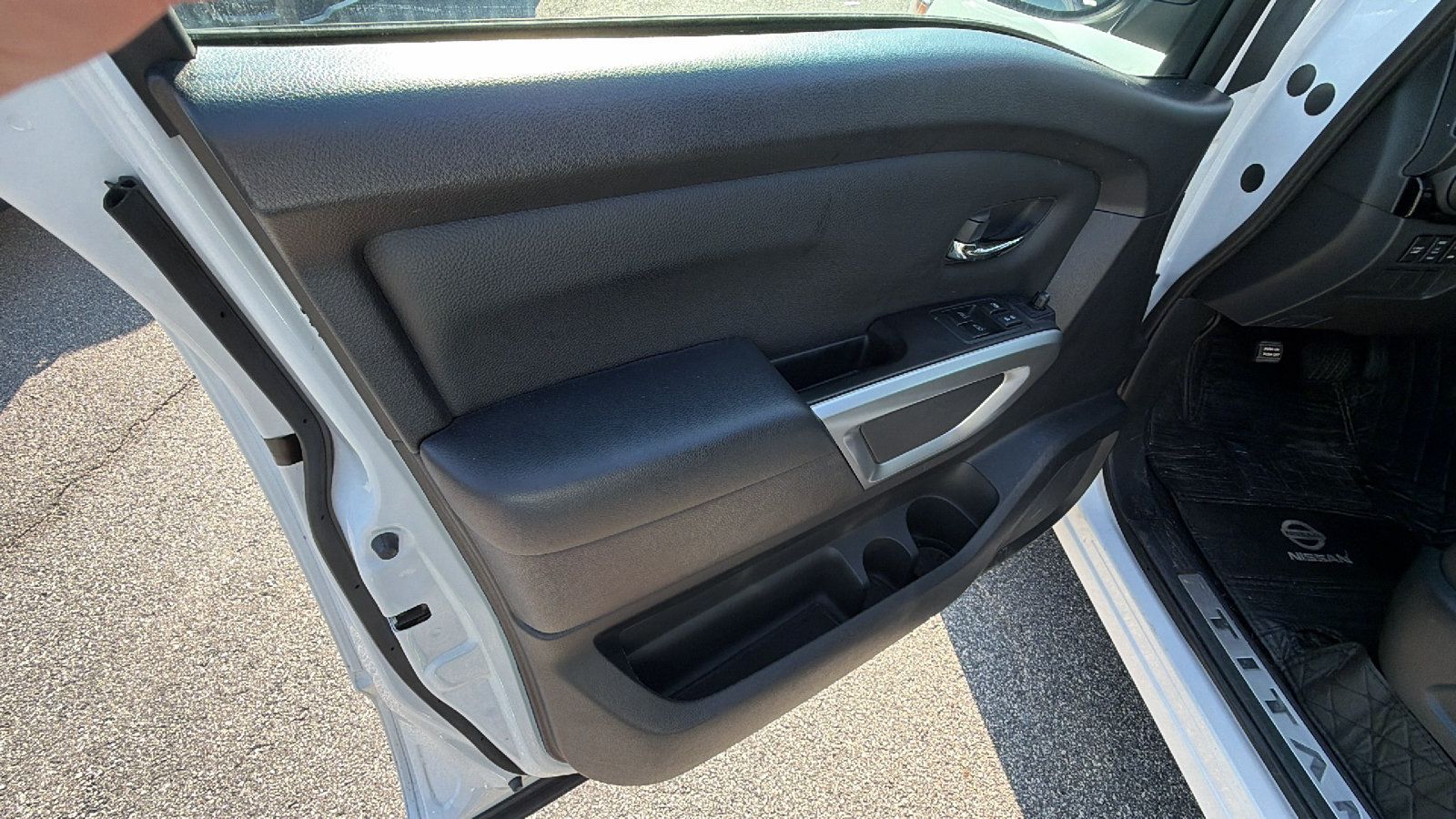 Used 2024 Nissan Titan SV AWD/4WD image 14