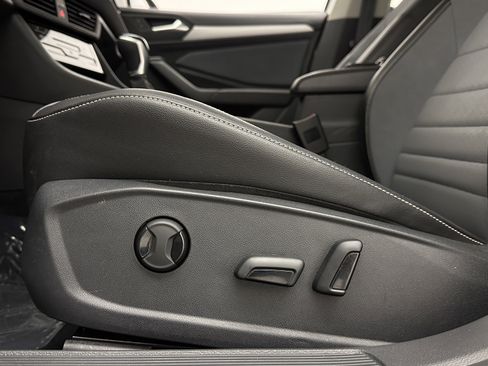 Used 2025 Volkswagen Jetta SE FWD image 13