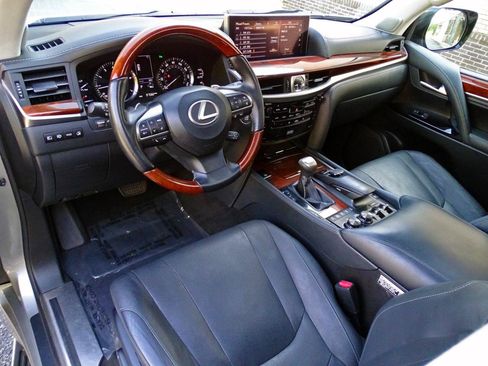 Used 2019 Lexus LX 570 4WD w/ Luxury Package image 15