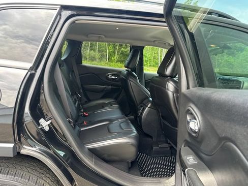Used 2019 Jeep Cherokee Latitude Plus AWD/4WD image 13