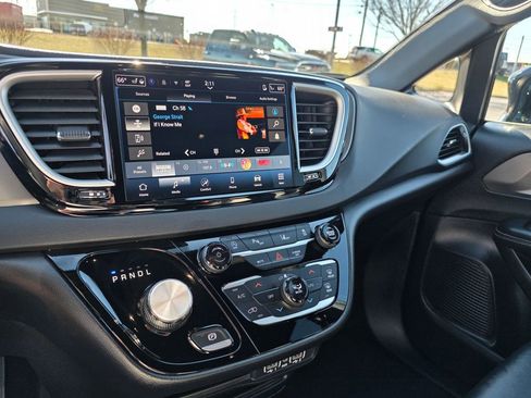 Used 2025 Chrysler Pacifica Select image 24