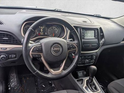 Used 2017 Jeep Cherokee Latitude w/ Comfort & Sound Group FWD image 10