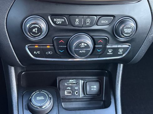 Used 2017 Jeep Cherokee Limited AWD/4WD image 25