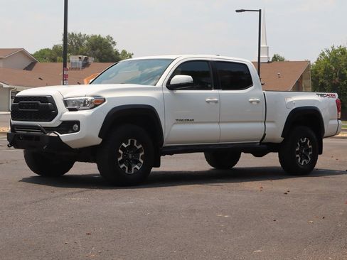 Used 2017 Toyota Tacoma TRD Off-Road w/ Premium & Technology Package AWD/4WD image 11