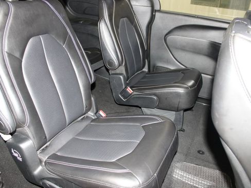 Used 2025 Chrysler Pacifica Select image 24
