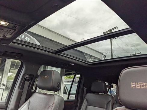 Used 2021 Chevrolet Suburban High Country w/ Premium Package AWD/4WD image 13