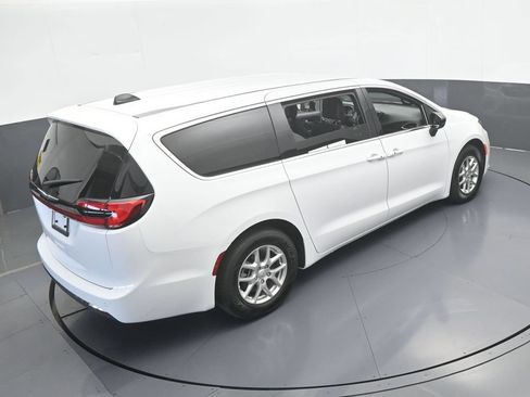 Used 2025 Chrysler Pacifica Select FWD image 46