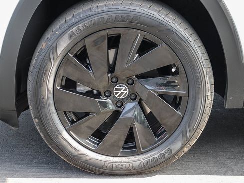 Used 2024 Volkswagen Atlas SE FWD image 12