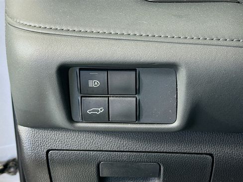 Used 2020 Toyota Highlander XLE FWD image 17