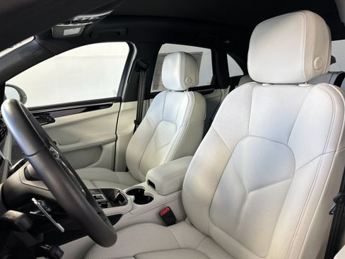 Certified 2025 Porsche Macan AWD/4WD image 5