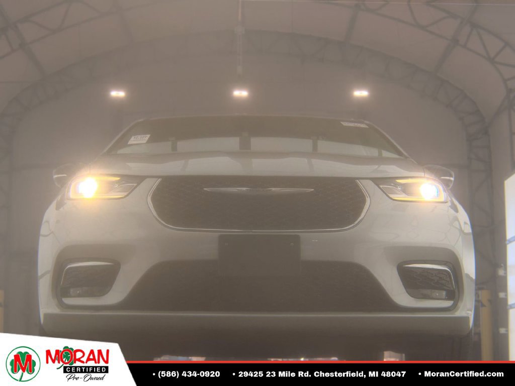 Used 2024 Chrysler Pacifica Touring-L FWD image 3