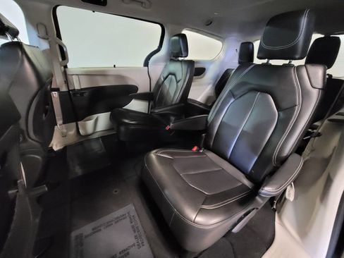 Used 2023 Chrysler Pacifica Touring-L FWD image 8