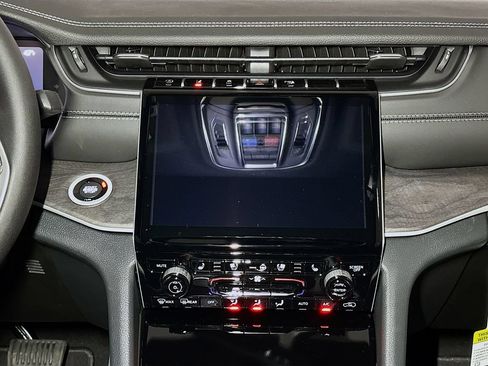 New 2025 Jeep Grand Cherokee Limited w/ Luxury Tech Group II AWD/4WD image 9