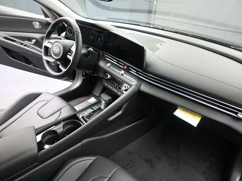 Used 2025 Hyundai Elantra Limited FWD image 12