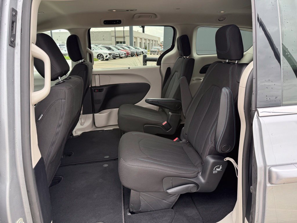 Used 2021 Chrysler Pacifica Touring FWD image 17