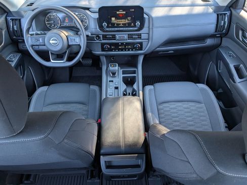 Used 2025 Nissan Pathfinder S image 23