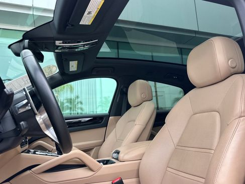 Certified 2022 Porsche Cayenne Platinum Edition image 5