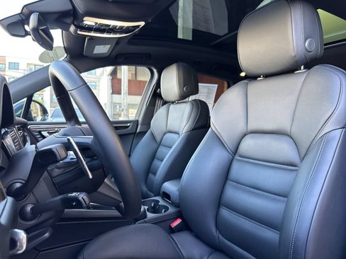 Certified 2026 Porsche Macan AWD/4WD image 5