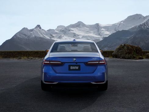 Used 2025 BMW 530i w/ Premium Package image 35