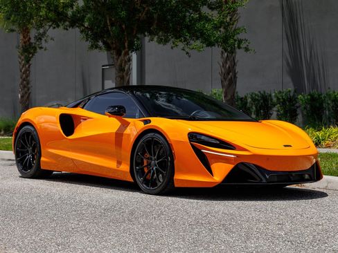 Used 2025 McLaren Artura Spider RWD image 2