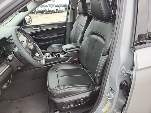 Used 2023 Jeep Grand Cherokee Limited w/ Luxury Tech Group II AWD/4WD image 40