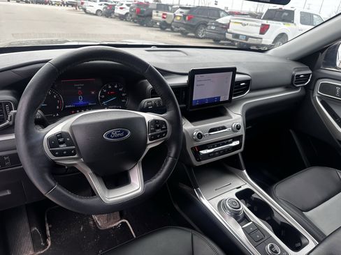 Used 2023 Ford Explorer XLT w/ Equipment Group 202A image 5