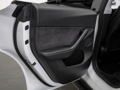 Used 2022 Tesla Model Y Long Range image 48